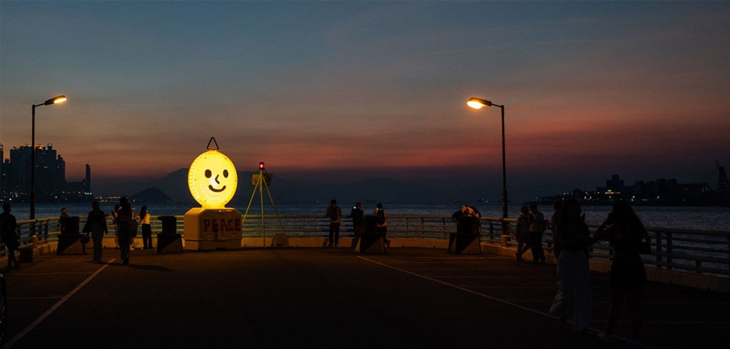 「小燈人」放大至4米高的藝術裝置（圖片來源：海港城）