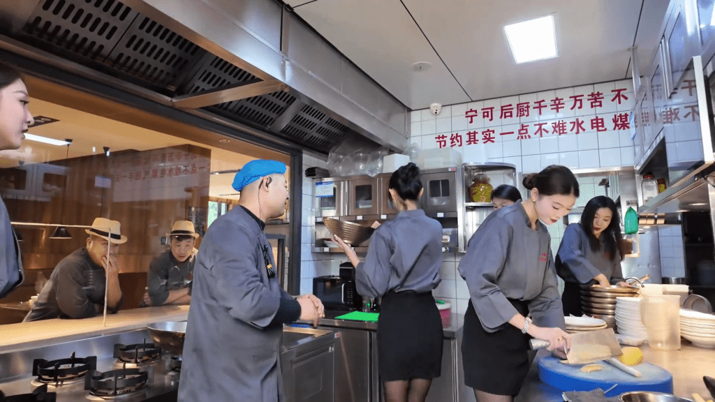 餐廳宣傳片黑襪美女廚房作舞台。 抖音截圖