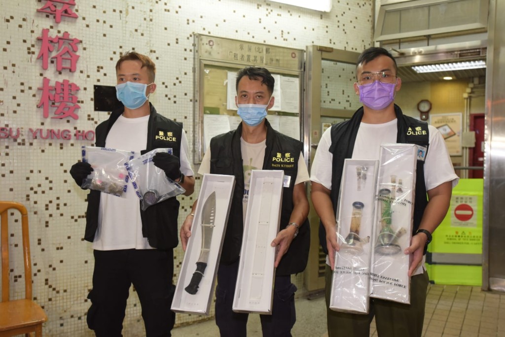 警方在單位內搜出大麻和攻擊性武器。黃文威攝