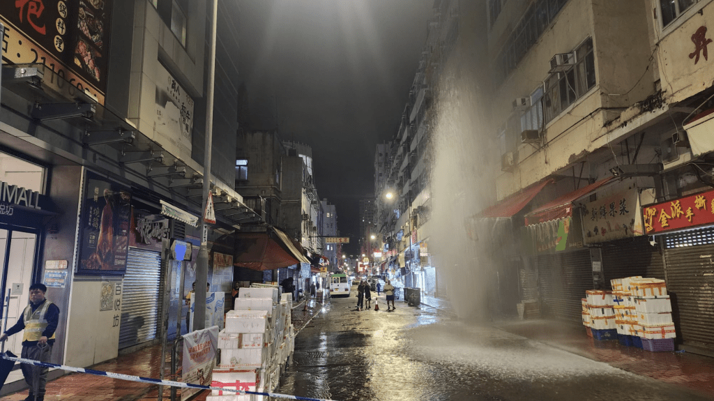 現場所見,水柱衝力強勁,不僅將馬路地面射穿而出,而且高度達3層樓。黎志偉攝 現場所見,水柱衝力強勁,不僅將馬路地面射穿而出,而且高度達3層樓。黎志偉攝