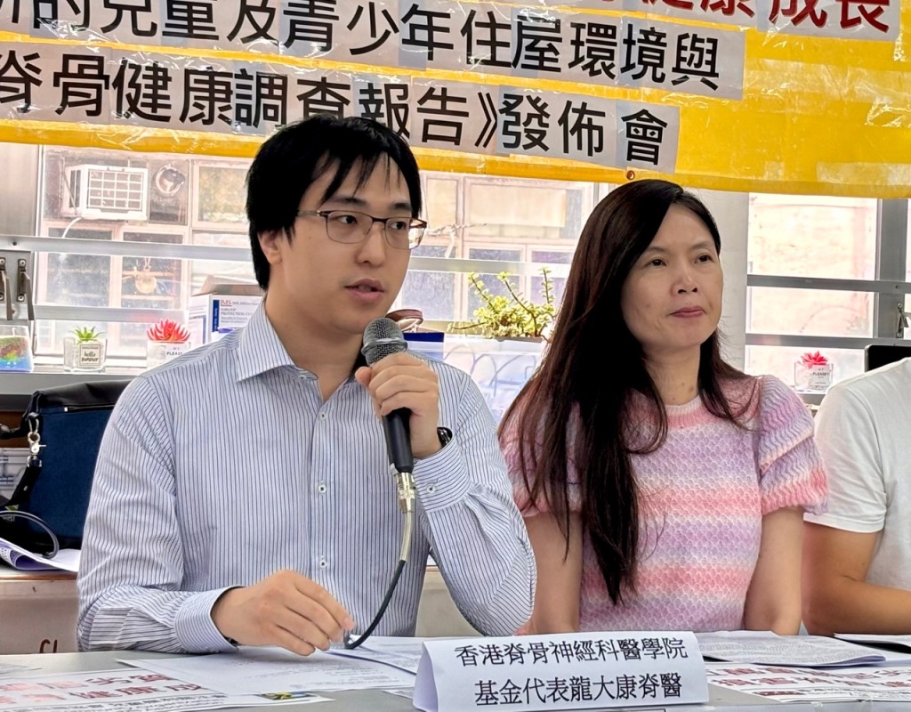 香港脊骨神經科醫學院基金代表龍大康表示，逾八成受訪兒童家庭居於劏房等不適切居所，逾7成表示子女沒有書桌或固定學習地方，逾7成表示不是所有子女都有獨立睡床。郭穎彤攝