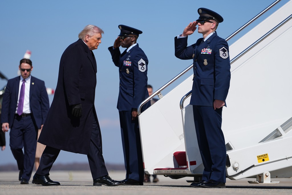 特朗普在帖文中表示，哈梅内伊根本无法躲避美方与以色列密切合作的“高精密追踪系统”，最终与多名政权领导人一同在轰炸中丧生。美联社