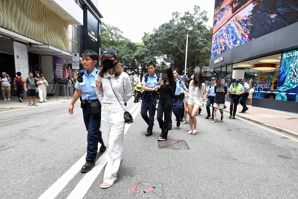 警方帶走6男女。楊偉亨攝