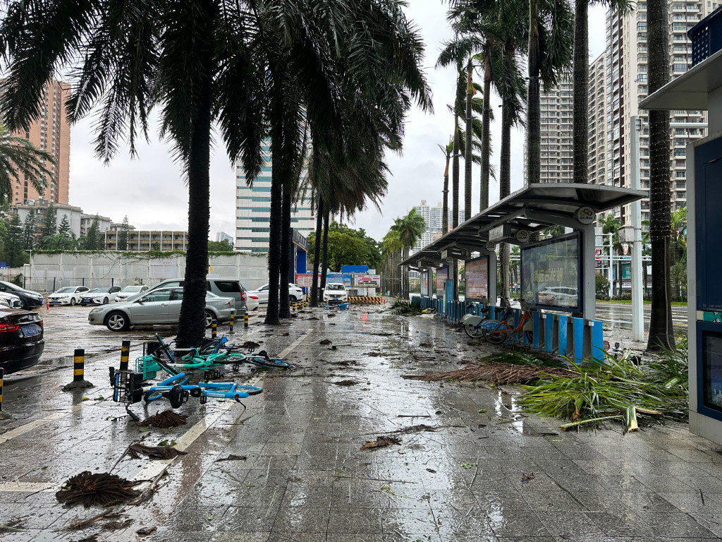 颱風令珠海市區一片狼藉。