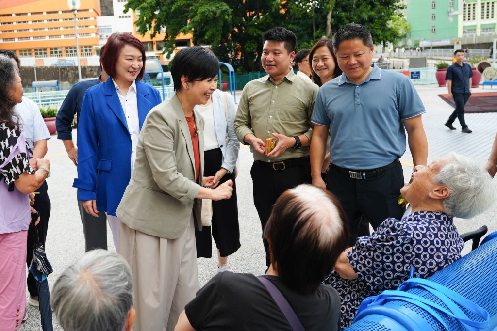何永賢表示，婆婆們享受樂齡生活的態度提醒他們更用心去設計跨代共融的公共空間。何永賢fb