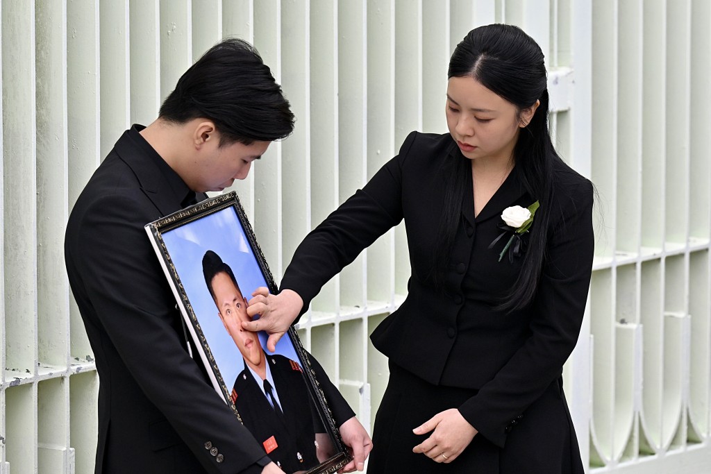 未婚妻Kiki望着偉豪遺照依依不捨。