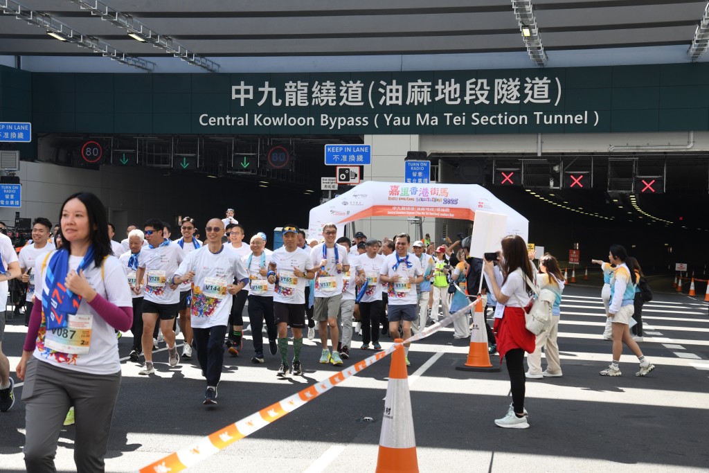 比賽當天,人潮洶湧,鳴槍一響,我們踏上了「街馬」的賽道。(資料圖片) 比賽當天,人潮洶湧,鳴槍一響,我們踏上了「街馬」的賽道。(資料圖片)