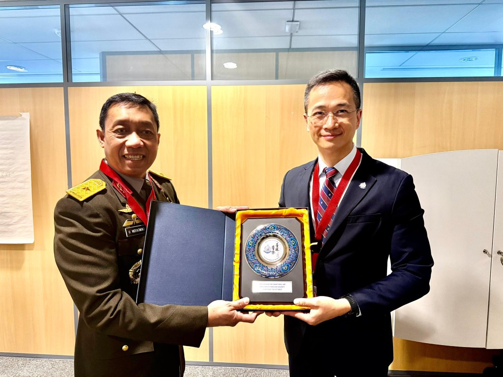 陳東分別與瑞士、泰國、印尼等地代表，以及國際刑警組織內部監督部門主管會面。香港警察fb圖片