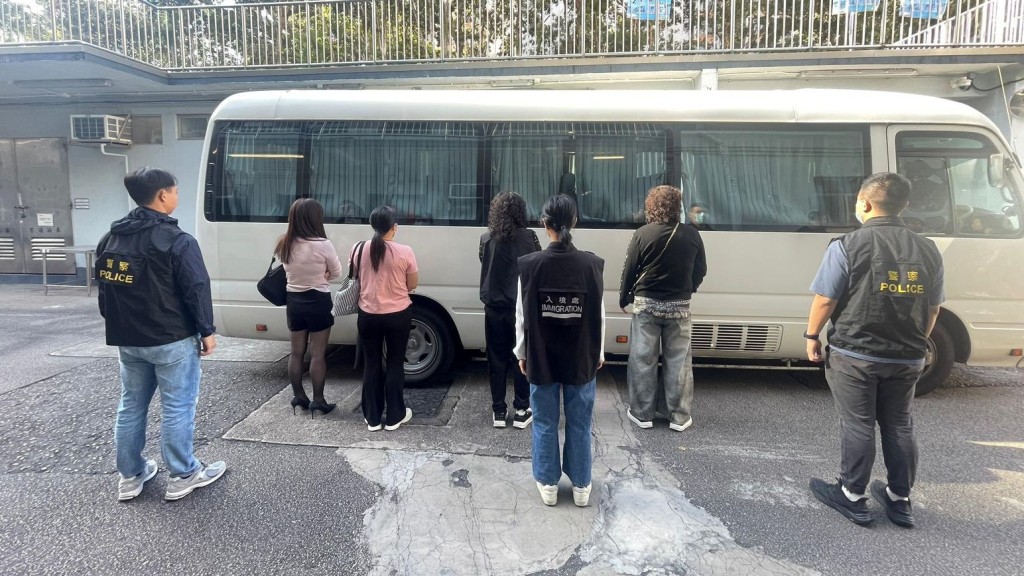 部分被捕人士帶署調查。