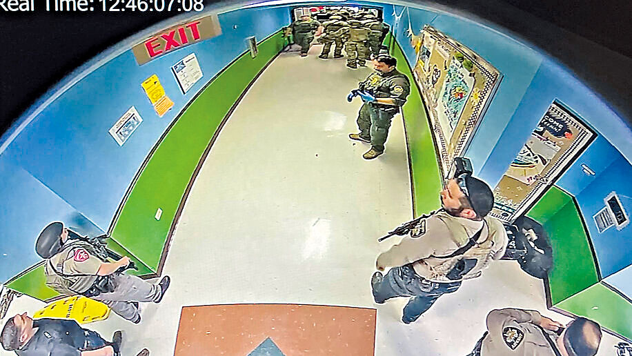 警察在事發課室外呆等逾一小時。