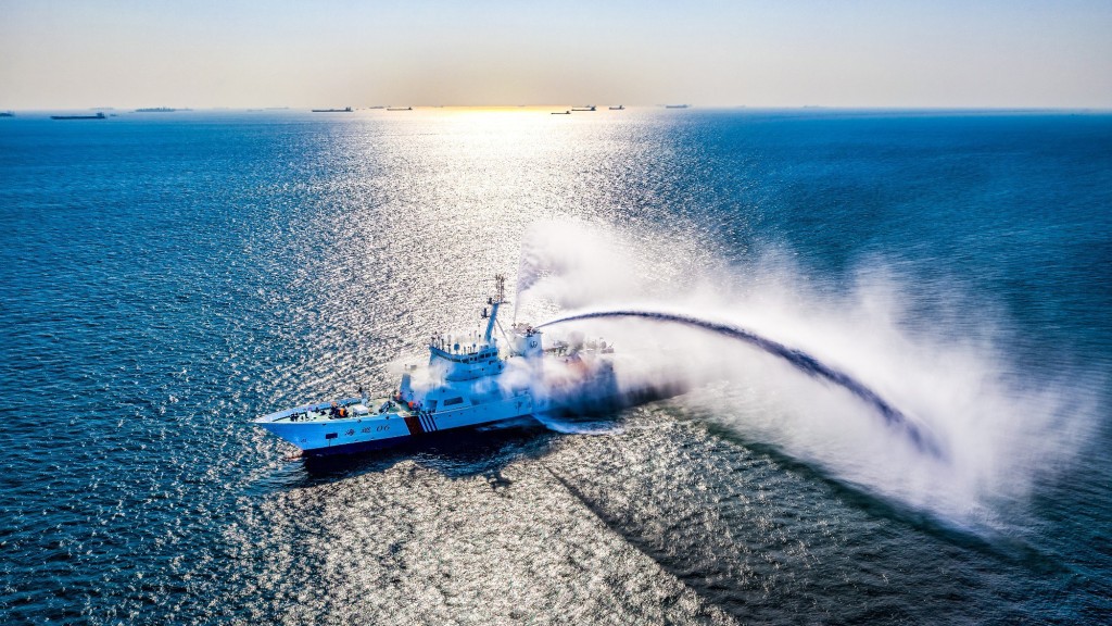 「海巡06」轮领衔的海上执法编队，在台湾海峡中部水域开展巡航巡查专项行动。福建海事微信公众号