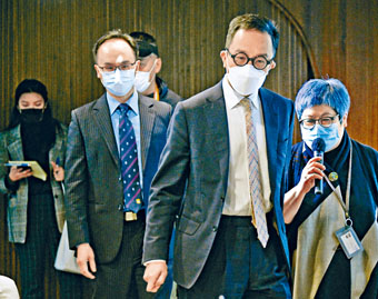 ■梁卓偉（前）表示，新冠肺炎發病死亡率上限為百分之一點四。