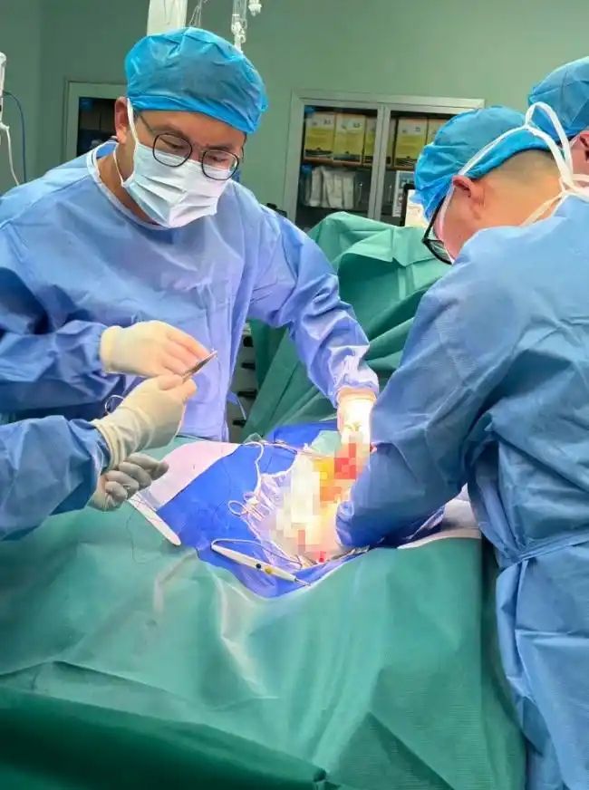 深圳61岁男子成功植入18cm阴茎假体。 深圳商报