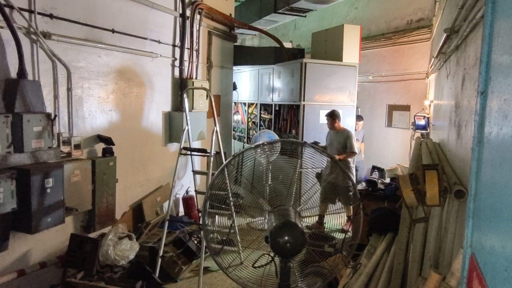 荃灣中心一期總掣房電力故障，人員到場搶修。黃文威攝