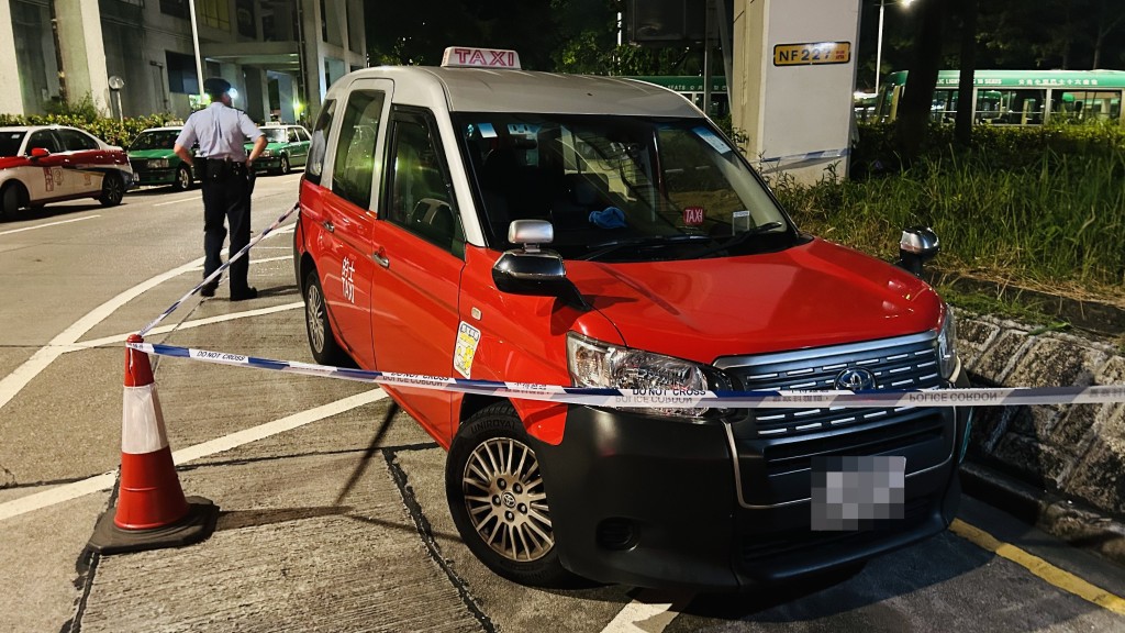 警方在粉岭车站路寻获失车。蔡楚辉摄