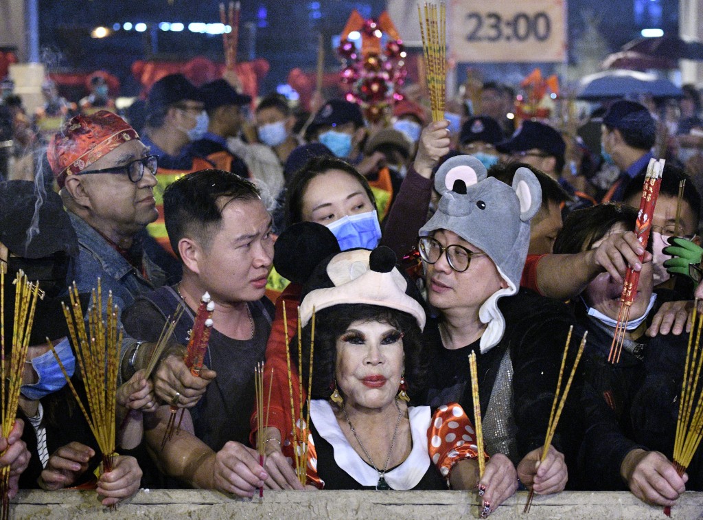 黄大仙祠上头炷香活动，艺人黄夏蕙是市民焦点之一，已成「传统」。资料图片