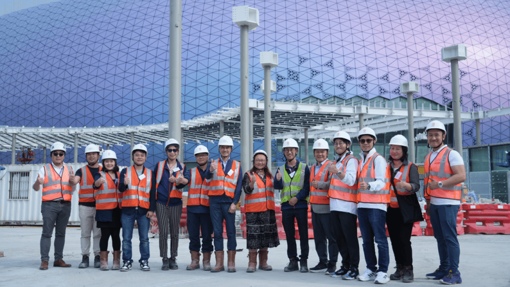 九龍城區議會議員昨日到訪體育園，參觀公眾運動場大樓及主場館建築工地。