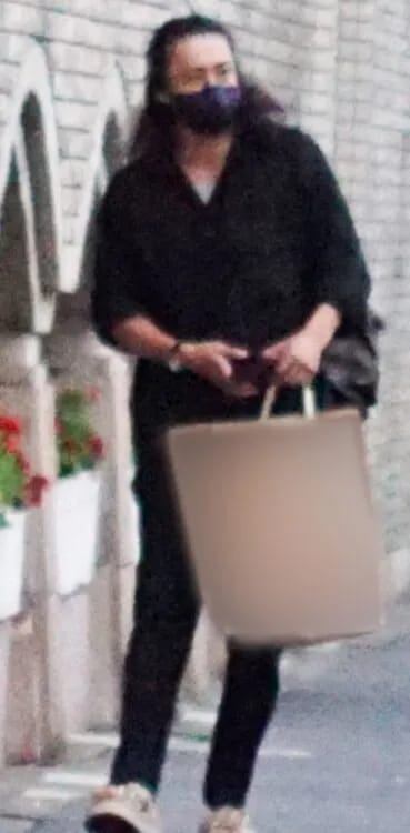 小栗旬拎住一大袋嘢去餐廳。