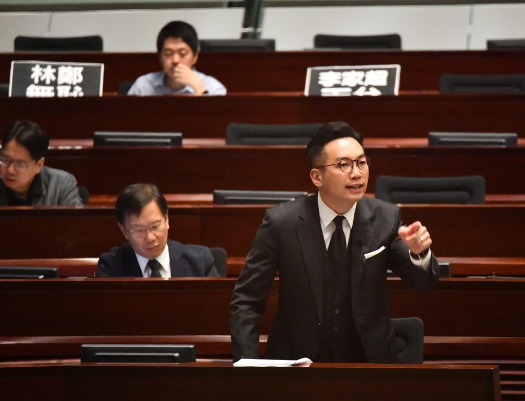 民主派议员质问李家超。