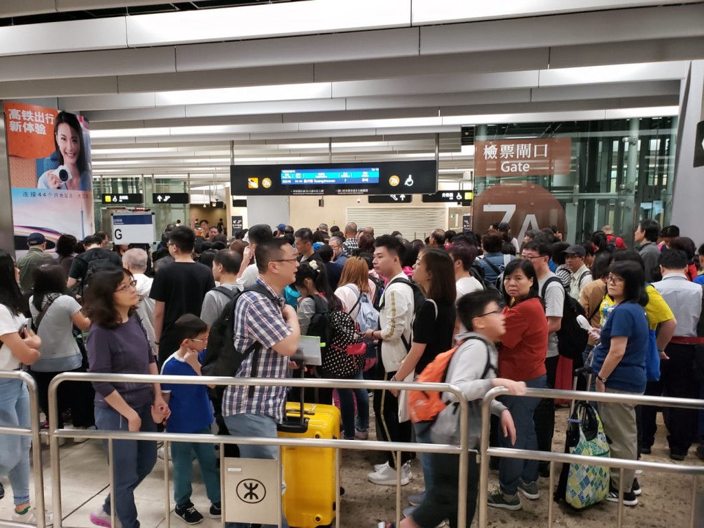 大批旅客乘搭高鐵。資料圖片