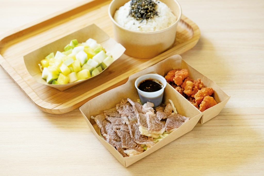 呷滿牛燒肉便當$65，可轉豚肉，或是雙拼也可；還配有不同小食例如鹽酥雞，和水果沙律，既飽肚又健康。