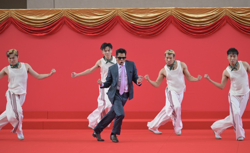 「天王」郭富城與舞獅團隊極力演出。 「天王」郭富城與舞獅團隊極力演出。