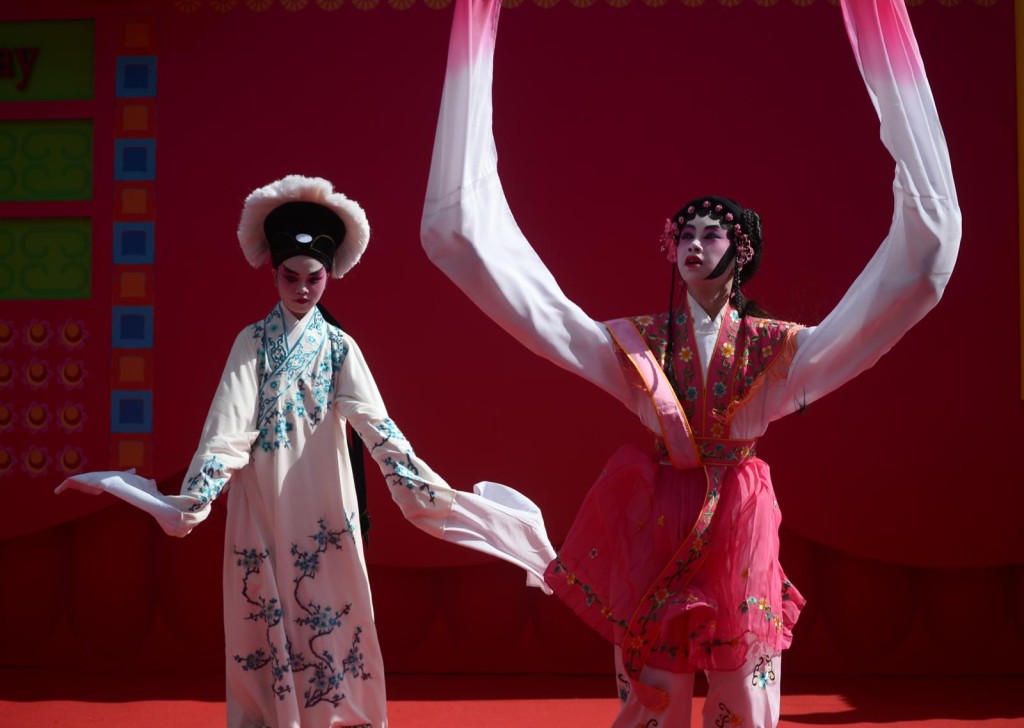 粤剧日有多个团体演出。