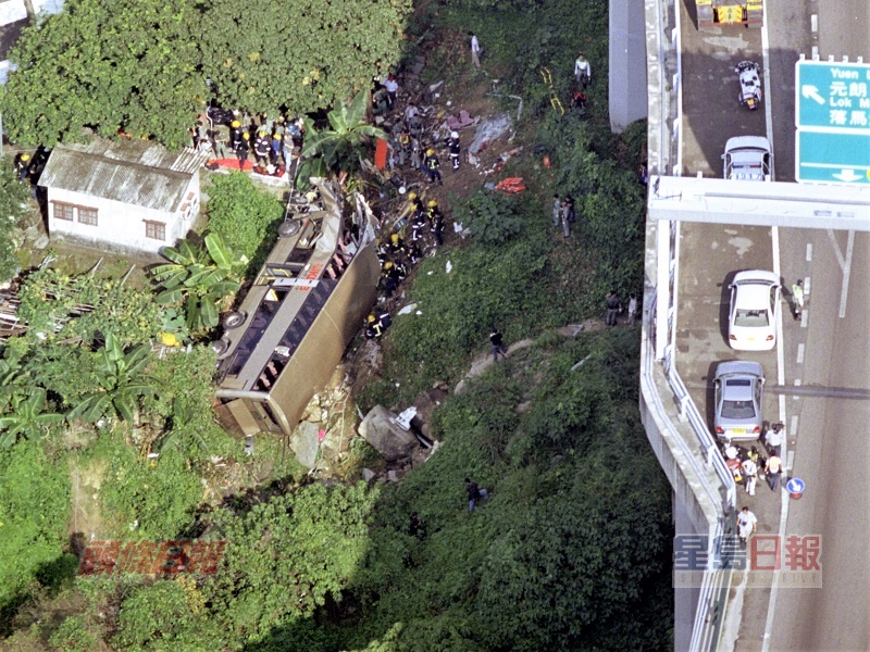 巴士直墮約30米的橋底。資料圖片