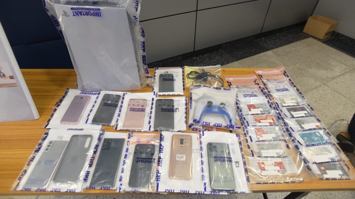 警方亦检获疑犯的手机及大量银行户口资料。