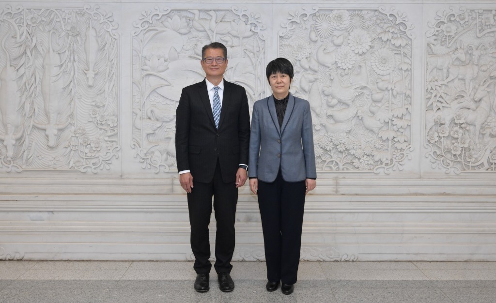 陳茂波（左）與國家商務部副部長郭婷婷（右）會面。政府新聞處