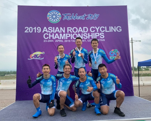 港將梁達智、黃智康、聶偉文(上排左至右)在亞洲公路單車錦標賽元老組勇奪三銅。相片由公關提供。