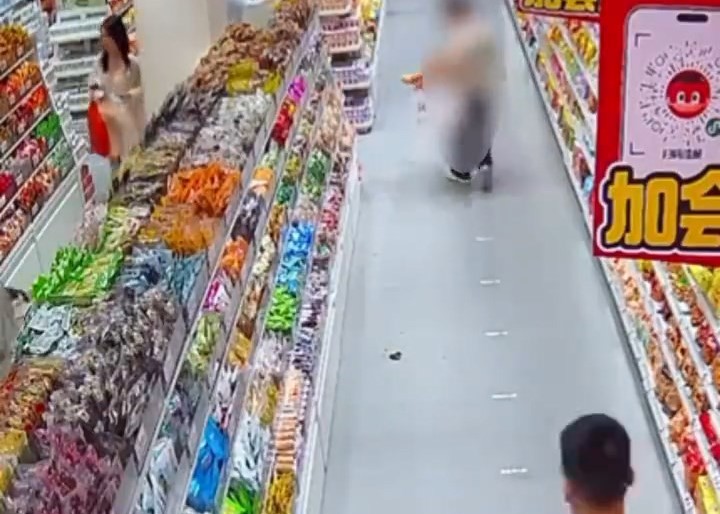 男童突然直接在大街侧的店内地板上排泄。微博