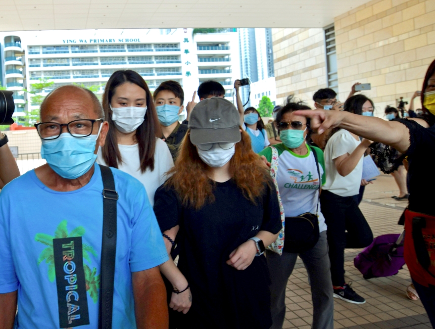 兩男女日前在庭外滋擾陳彥霖母及外公 。資料圖片