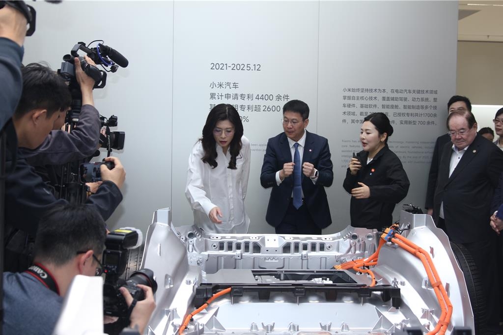 小米集團總裁盧偉冰(中)與國民黨主席鄭麗文(左)。 中時 小米集團總裁盧偉冰(中)與國民黨主席鄭麗文(左)。 中時