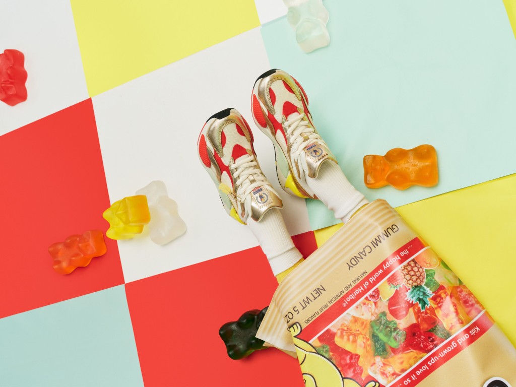 PUMA x HARIBO RS-X3以紅、黃和薄荷綠色鞋面配上金色細節點綴,更附有HARIBO Goldbears熊仔橡皮糖造型掛飾等。 PUMA x HARIBO RS-X3以紅、黃和薄荷綠色鞋面配上金色細節點綴,更附有HARIBO Goldbears熊仔橡皮糖造型掛飾等。