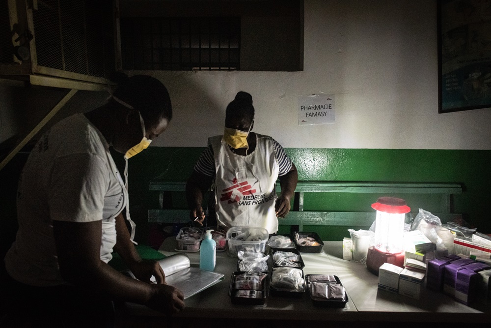 无国界医生团队亦在太子港的多个地区开设流动诊所，亦曾因武装冲突而被逼中断诊治。© Johnson Sabin