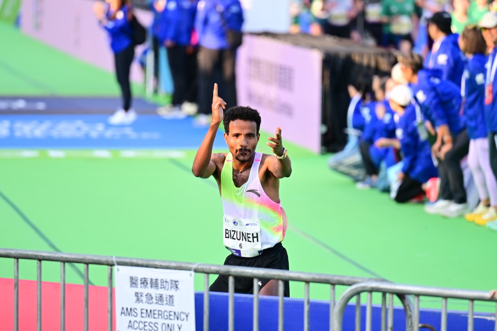 埃塞俄比亚跑手比拉古以2小时9分39秒，2度封王。廖伟业摄