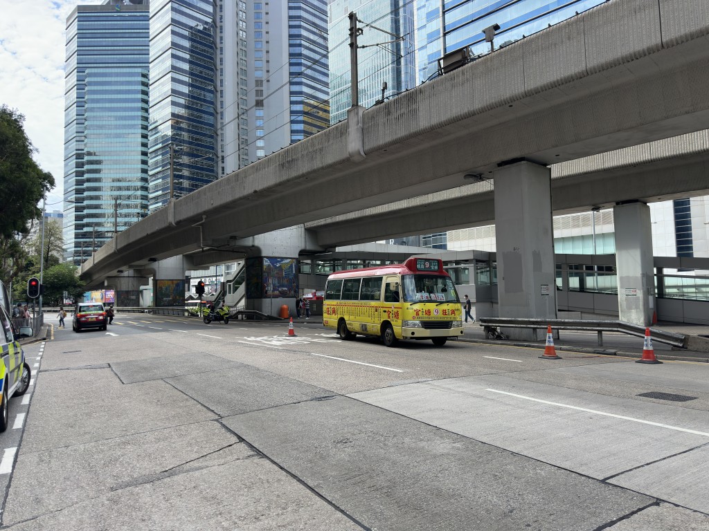 小巴撞倒過路男子。梁國峰攝 小巴撞倒過路男子。梁國峰攝
