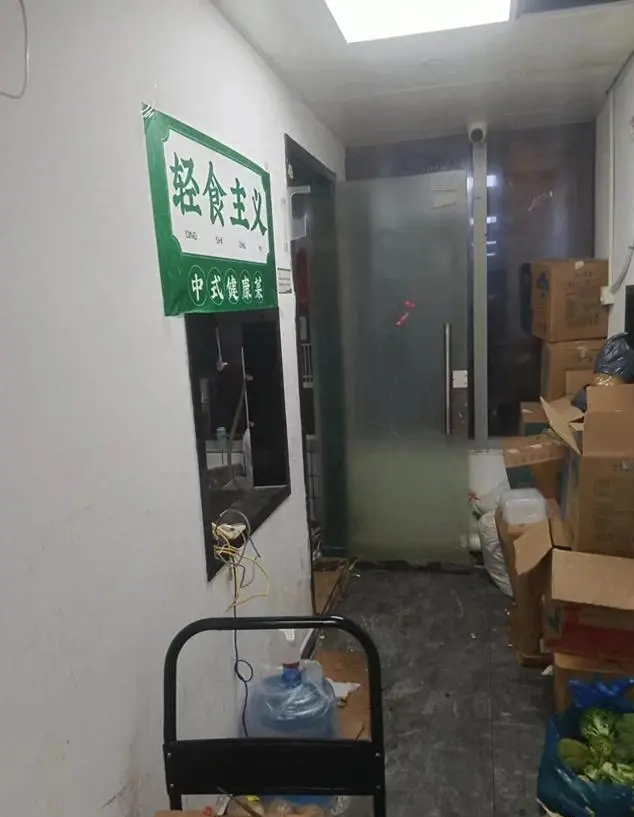 杭州女食完外卖肚痛，闯实体店厨房发现逾百蟑螂乱爬。