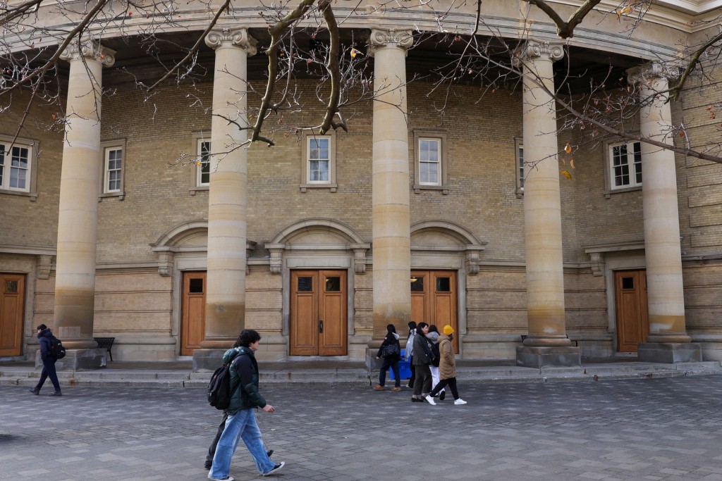 在加拿大就读的国际学生人数减少。路透社