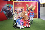 馬會在場內設互動攤位，入場人士可透過VR虛擬實境體驗策騎樂，並設多個「打卡位」。