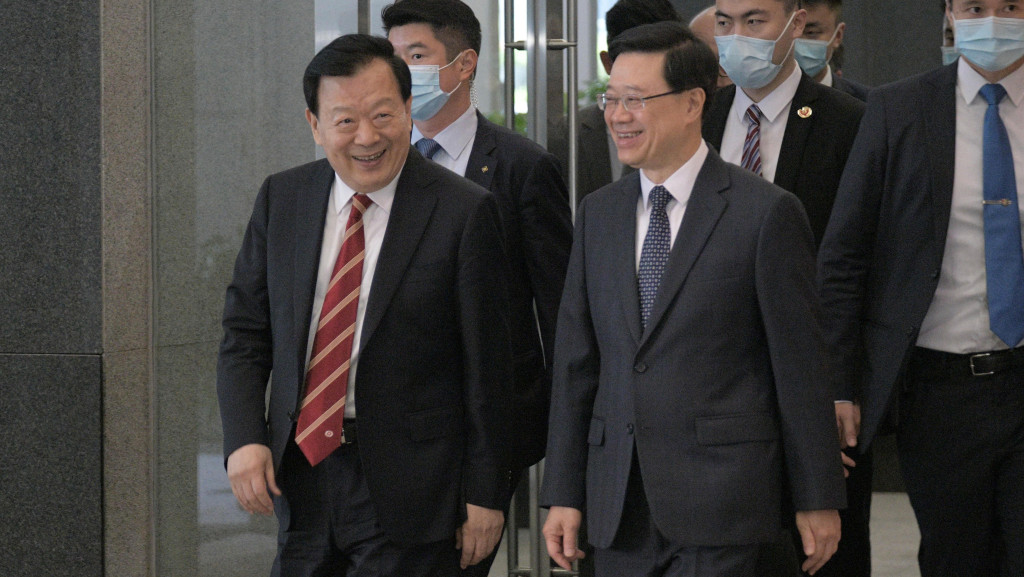 港澳辦主任夏寶龍（左）在特首李家超（右）陪同下，在政總與商會人士會面。陳浩元攝