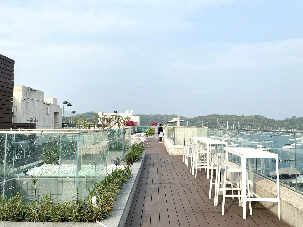 The Pier Hotel頂層設有天台花園，可以飽覽270度開揚遊艇景觀