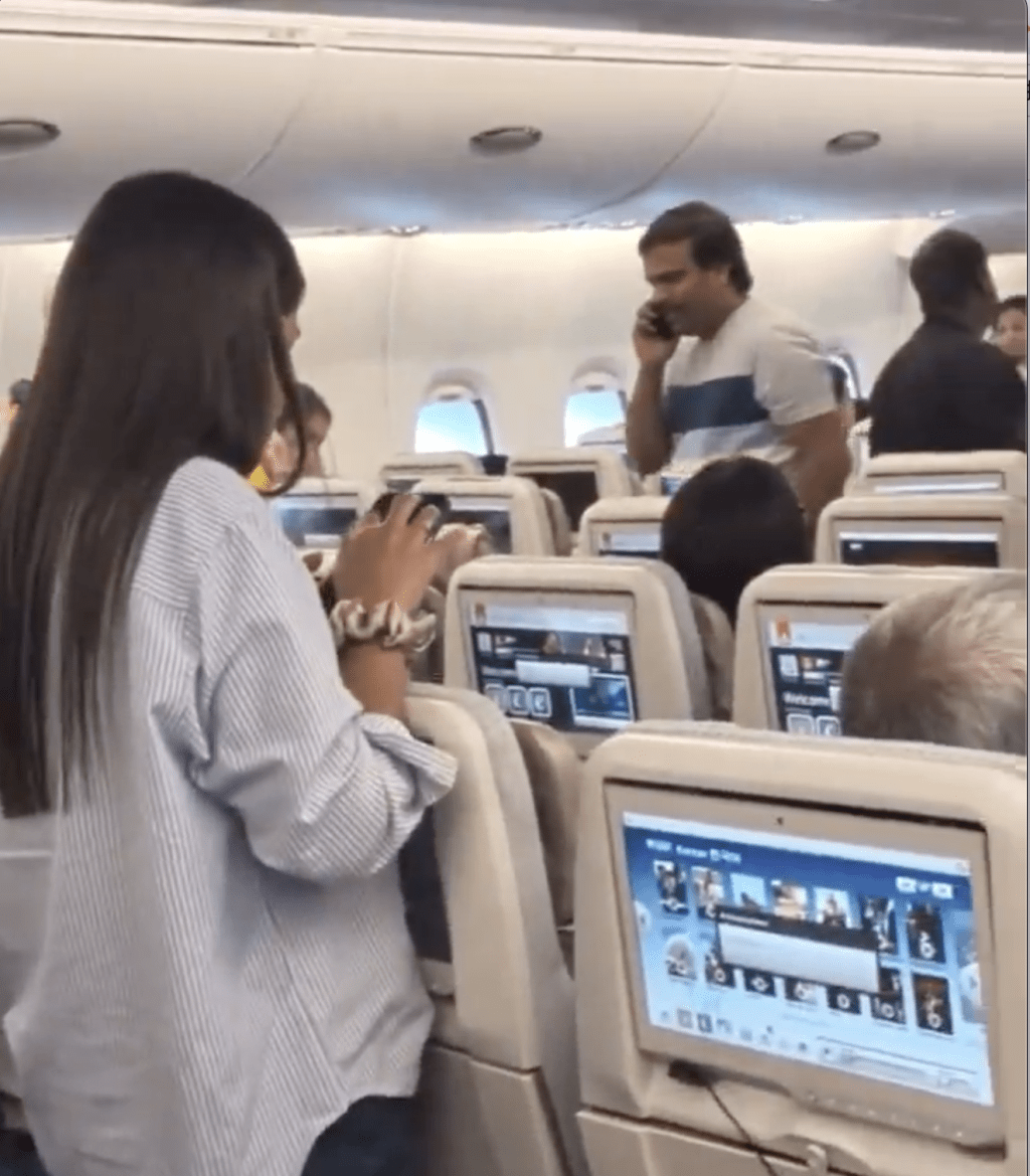 三藩市國際機場一班準備飛往印度的阿聯酋航空客機上，有乘客要求落機。X @URScrewed 片段截圖