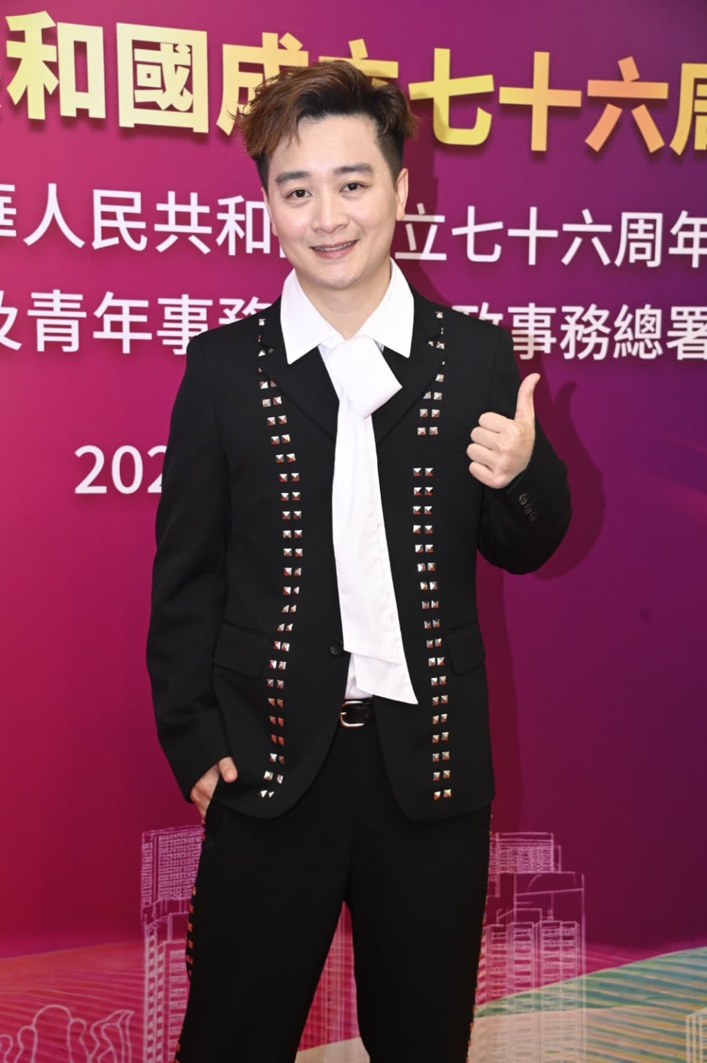 譚輝智獻唱《香港歡迎你》。