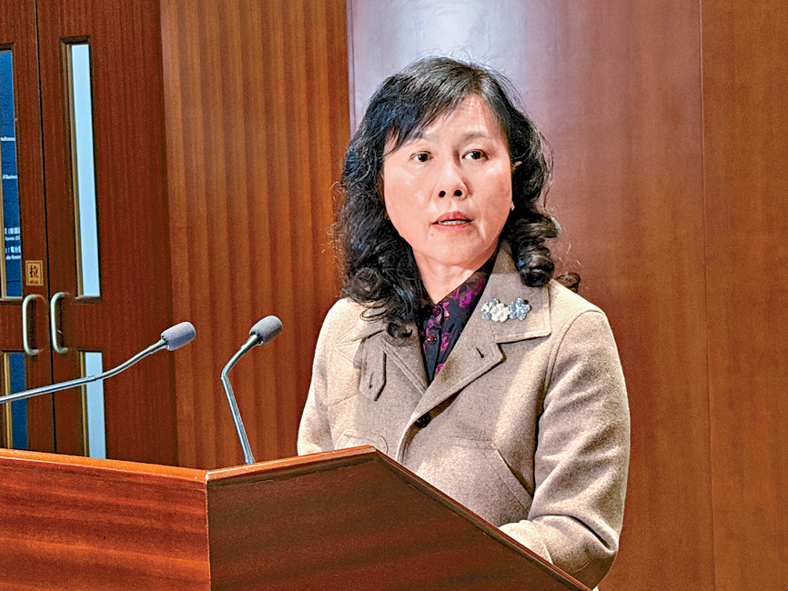 運輸及物流局局長陳美寶表示，實施強制佩戴安全帶法例的初心是保障市民生命安全。 