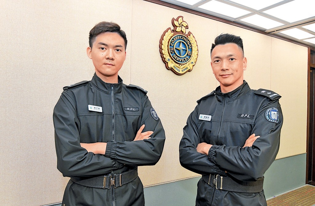 懲教署推出「更生先鋒領袖」青少年制服團體,為學員提供多元訓練,鼓勵他們回饋社會。右為蕭國良,左為蕭子樂。