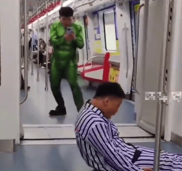 穿病人服、扮Hulk大鬧車廂,2男做出怪異行為,引發乘客恐慌躲避。 穿病人服、扮Hulk大鬧車廂,2男做出怪異行為,引發乘客恐慌躲避。