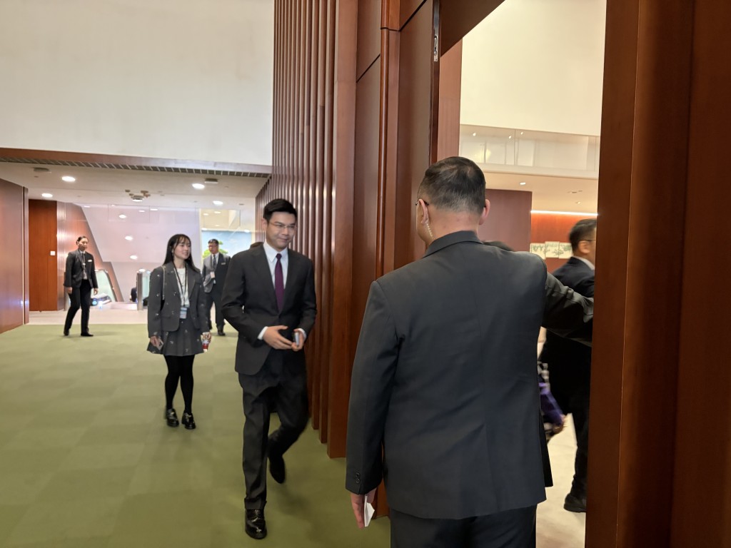 候任議員陸續抵達，在前廳準備。圖為新界北譚鎮國。林彥汛攝