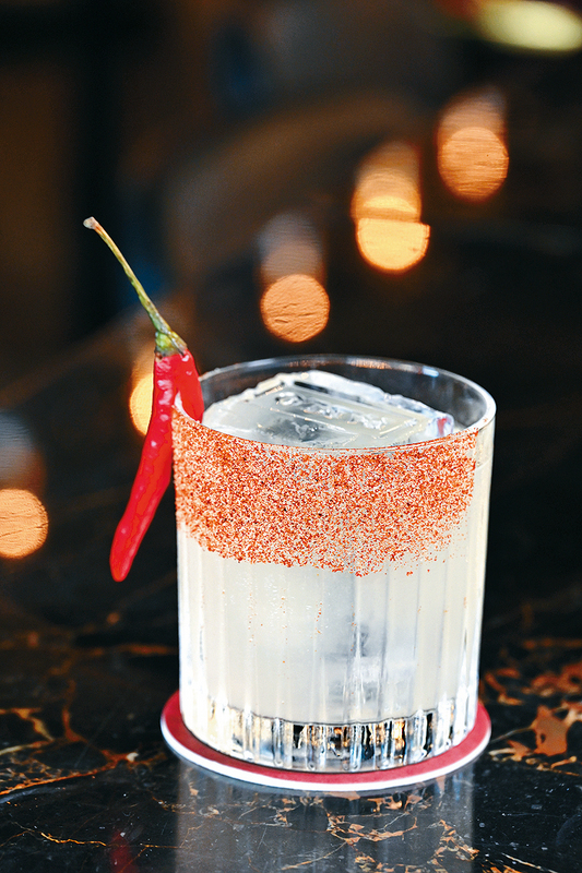 Margarita 混合兩種龍舌蘭酒、新鮮香草與指天椒,加上杯邊的辣椒粉、胡椒粉及鹽糖,辛香刺激。